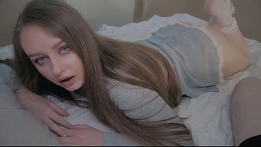 義父は義理の娘が膣にディルドを入れているところを目撃し、彼女は罰を受けたいと言い、義父は彼女を。