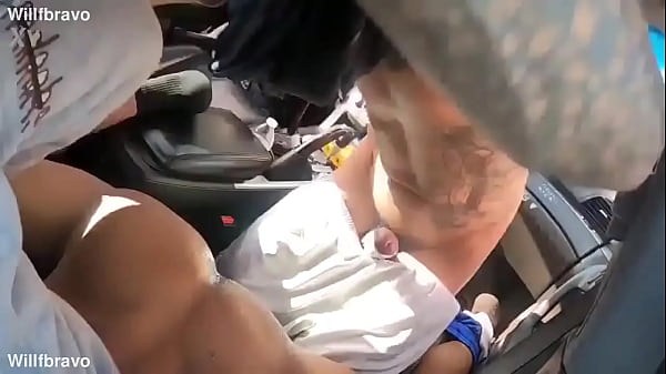 Meu amigo parou o carro no acostamento na a Av....