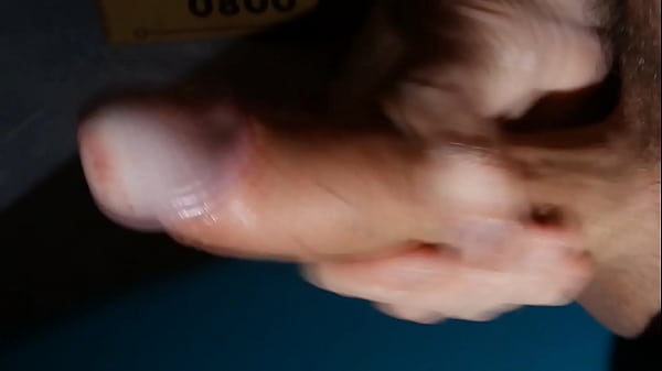 Branle éjac devant la cam