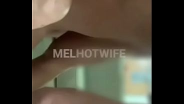 MARIDO NAO AGUENTOU VER COMO EU GRITAVA DANDO O CU PRO DOTADO E ACABOU GOZANDO NA PUNHETA