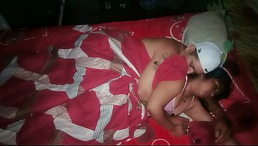 Se le mete a la cama a la hijastra y le da verga a la muy putita