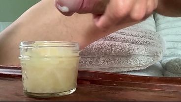 自慰行為をしているところを捕まった。私の尻軽な彼女に飲ませるために、瓶に精液を詰めている。