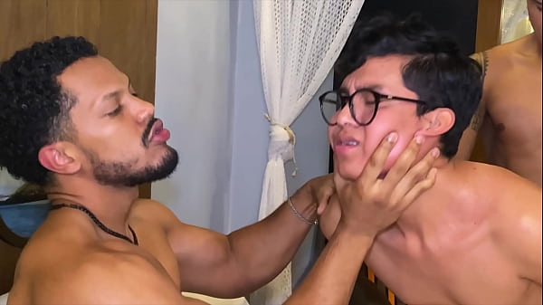 Download Video - NERD TIMIDO SE COME DOS VERGAS POR PRIMERA VES EN TRIO COLUMBIO ANAL 1