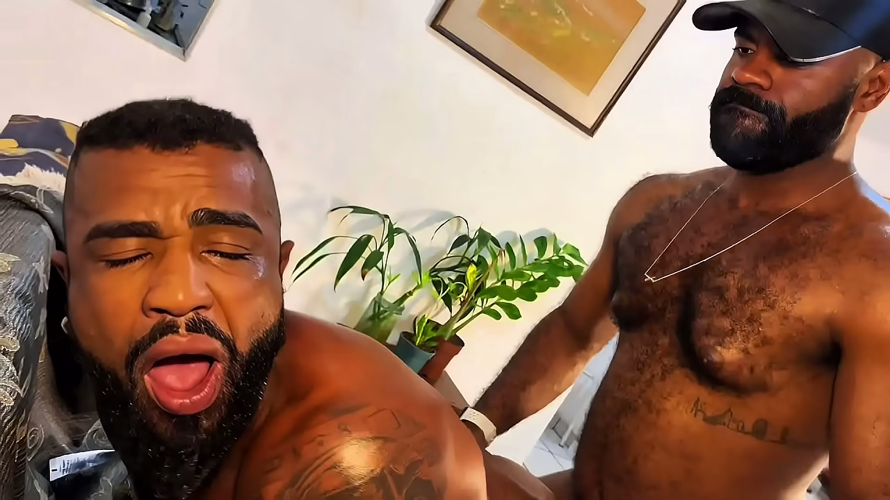 Sentado na pica do neg&atilde_o