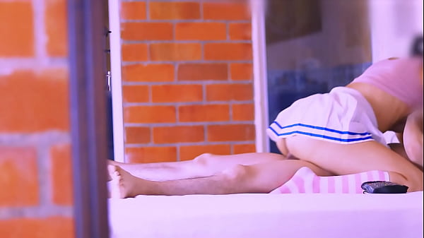 La hijastra, con su cuerpo apretado y su belleza tentadora, despertaba en él un deseo incontrolable cada vez que coincidían en el apartamento.