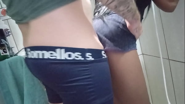 Download Video - minha MADASTRA me pego batenu punheta no banheirro  safada pego no meu pau