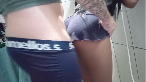 Minha MADASTRA me pego batenu punheta no banhei...