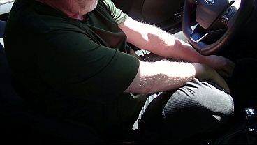 Nylonjunge f&auml;hrt Auto in schwarzer Feinstrumpfhose