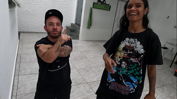 Download Video - Pitoco chegou junto da ninfeta e quer meter o ferro - Jasmine Santanna