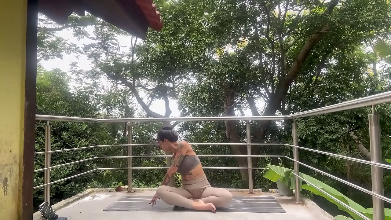 free hot Girl Nikatsu does Yoga with you