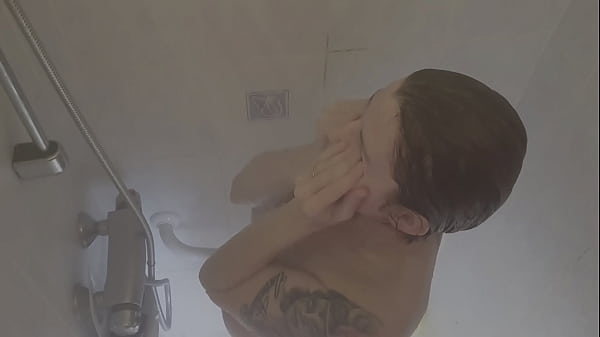 Surprise sous la douche. Bisous mes amours