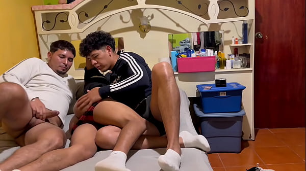 Download Video - El novio de mi amigo me viene a coger&comma; pero primero me entrega las nalgas&comma; me cost&oacute; met&eacute;rsela al principio&comma; despu&eacute;s le doli&oacute; y me termin&oacute; follando a m&iacute;