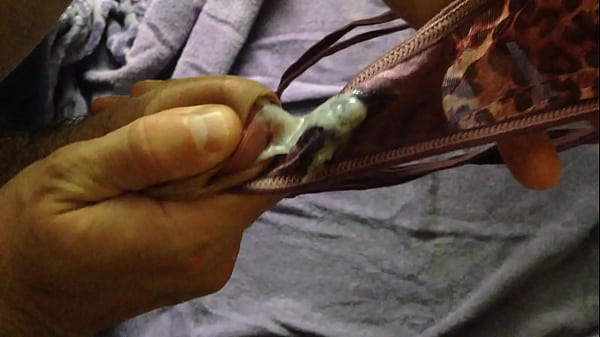 Gozando gostoso na calcinha usada de uma  