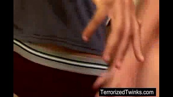 Download Video - Dos machos fornidos se follan en una habitaci&oacute;n de hotel