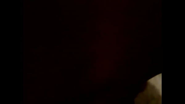 putinha preparando a rola.MPG