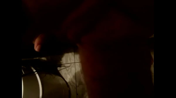 putinha preparando a rola.MPG