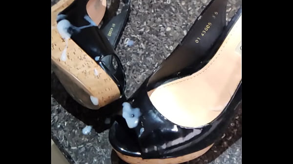 Gozando no Peep toe novo da namorada!