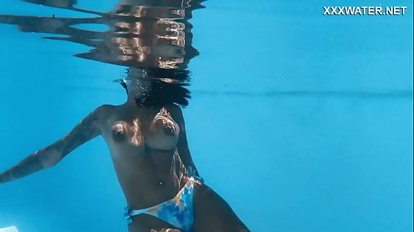 xxxwater, underwater girls, underwatershow, pool girls