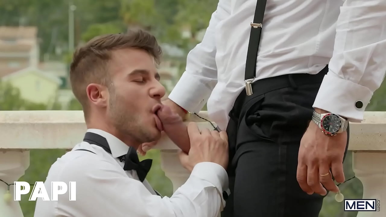 Allen King se arrodilla para chupar con avidez la larga y gruesa polla de Sir Peter antes de montarla - PAPI
                    blowjob deepthroat gay bareback huge dick papi cum in mouth suits public sex deep anal mouth fuck reverse riding side fuck raw fuck outdoor fuck standing doggy stretched asshole spooning fuck muchos negros