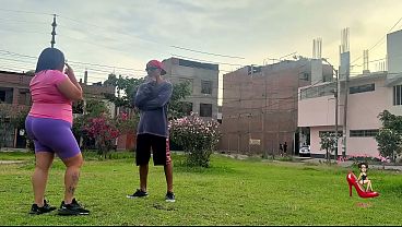 Download Video - MILF gordita hace estiramientos al aire libre&comma; y cardio con su entrenador en su cuarto