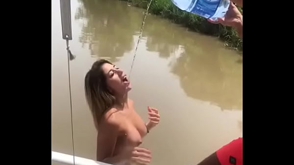 Aguita Première Dans Le Tetitas