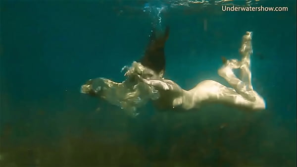 thick girls in pool nude