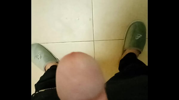 Un Étudiant Taquine Sa Grosse Et Grosse Bite Dans Des Toilettes Publiques, Mais Ne Jouit Pas | Bdsm | Femdom | Sonnant