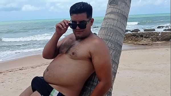 Download Video - Yuri Ga&uacute;cho se masturbando na Praia de Coqueirinho PB com banhistas na praia