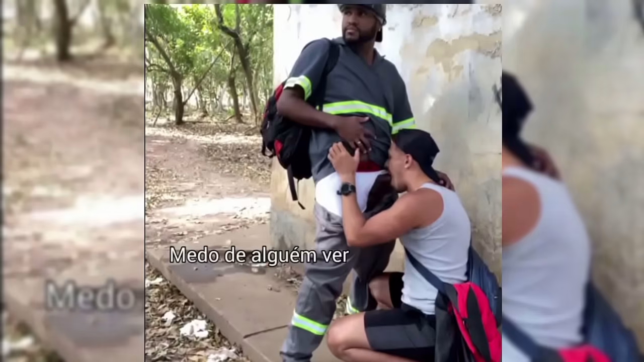 Flagrado de uniforme fodendo outro cara no mato
