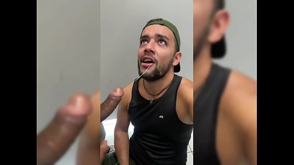 FUNCION&Aacute;RIO ANTIGO DANDO BOAS VINDAS NO BANHEIR...