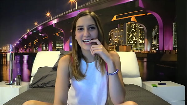 BlakeBlazeStudios - Lucy Dunne, 18 Jahre alt, mit prallen Brüsten, zeigt Striptease in Webcam-Clips