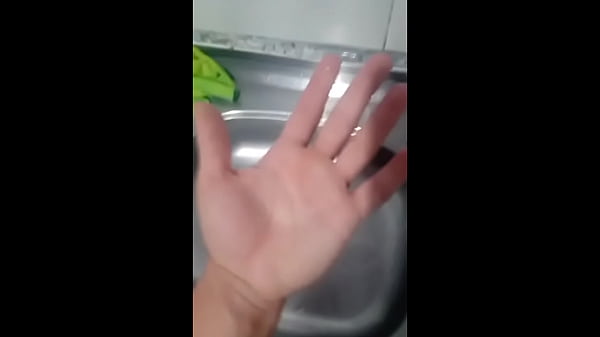 ESTUDANTE SAFADO PREPARA LINGUIÇA SUCULENTA