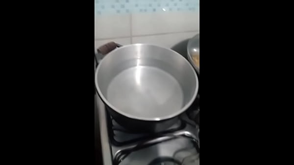 ESTUDANTE SAFADO PREPARA LINGUI&Ccedil;A SUCULENTA