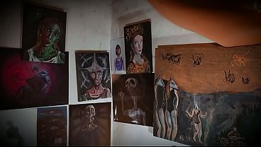 Vista desde abajo hacia arriba - Musculoso frotando Guitarra Yamaha C80 sobre el Pene Grande - Sexy Numero Uno