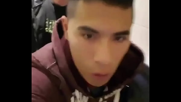 Download Video - Dando o cuzinho no banheiro para o amigo