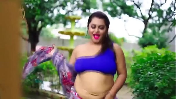 Sexy xxx- India hot bhabi sari shot