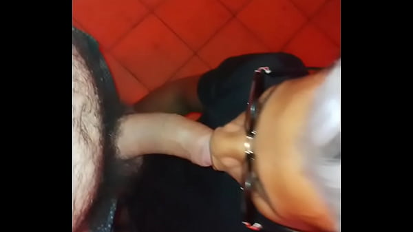 O Cara mijando e eu manjando para depois chupar...