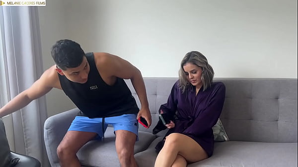 Download Video - mi esposo me pilla follandome a mi hijastra y a su novio - Melanie Caceres & Daniela Gomez