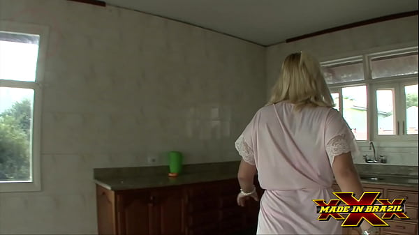 My step mother is a bitch, I mess up her step daughters' asses and she was bullied by all the males in front of her step daughters - Luana Pioner - Capoeira - Arcanjo - Paulo Marchy - Fabio Lavatti - Directed by Andre Garcia - Complete scene on Red
