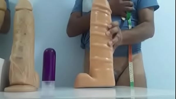 Download Video - Sentando e socando tudo no cuzinho&comma;consolo mega grosso&commat;&excl;&excl;&excl;&excl;gr