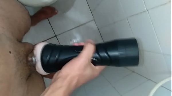 Masturbando com consolo até mijar e gozar