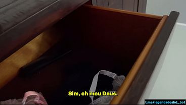 Cheirando as calcinhas da madrasta - Legendado
