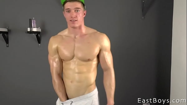 Download Video - Casting -Muscle Flex - Jerking off - Larry McCormick