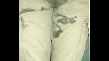 2回の快感で尿でびしょ濡れになったズボン