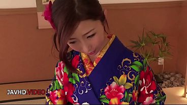 篠田あゆみが魅惑的な着物姿でライブカメラの前でフェラチオパフォーマンスを披露