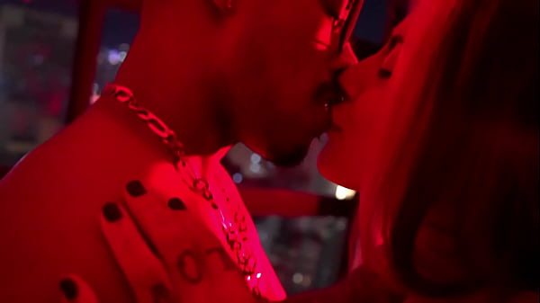 Red room! Hot tattooed girl having sex with a gifted Negão in the red room!