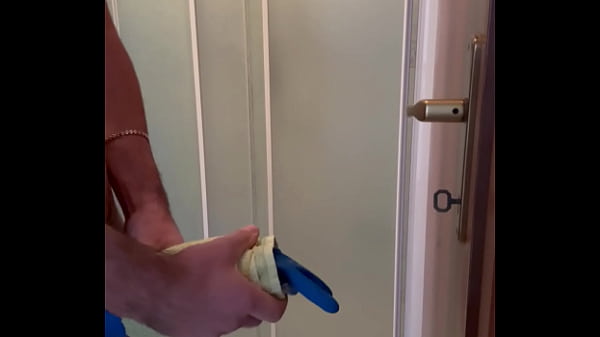 Mi masturbo con una figa finta e ci vengo dentro