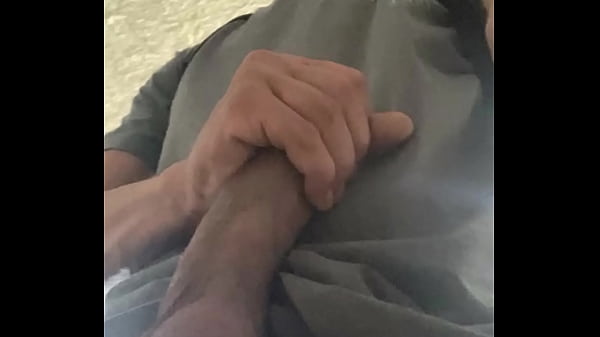 Macho h&eacute;tero e muito roludo se exibindo para fa...