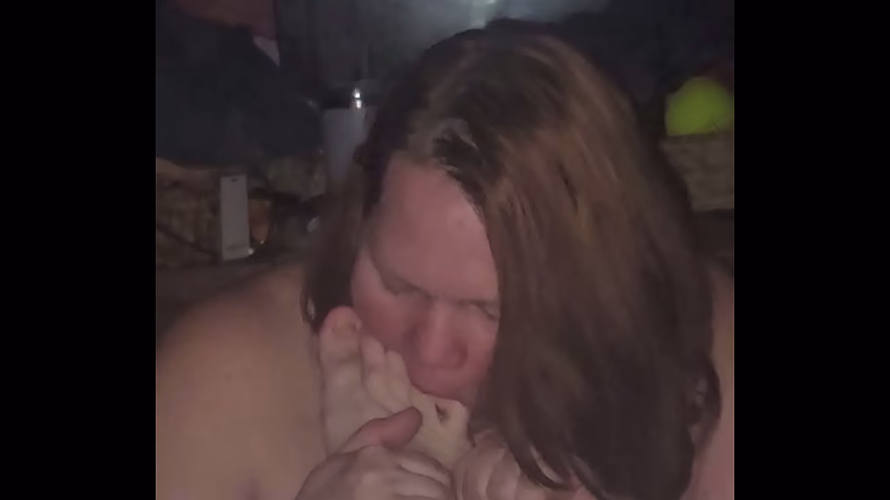 Deepthroat foot and sucks toes