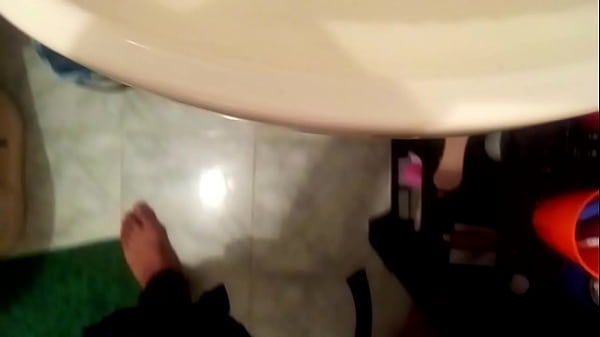 Me hago una paja rapida en el baño